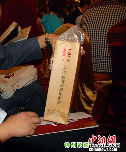 “函谷红”茶的外包装时上标注着“三门峡市政商专用茶”。王登峰 摄