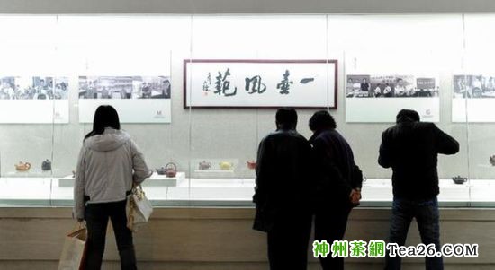 市民在参观展出的紫砂珍品茶壶。新华社记者许畅摄
