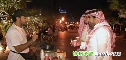阿卜杜拉·哈迪·沙赫拉正在卖茶