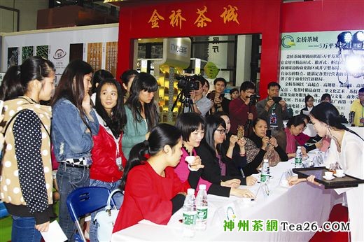 在金桥茶城组织的比赛活动现场，围满了观众。