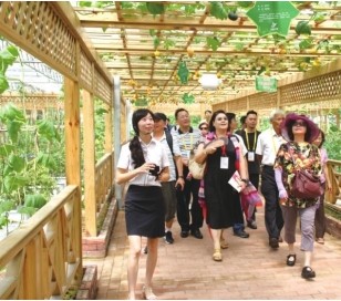 台湾客商在参观花博园现代农业馆。张文艺　摄