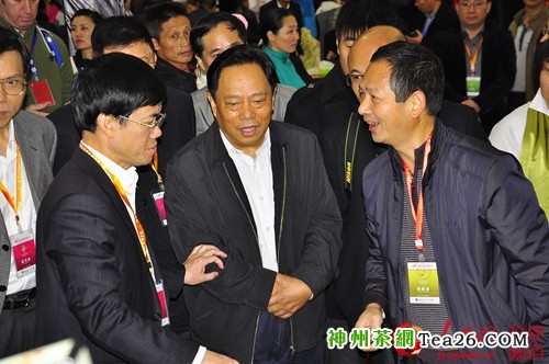 南平市委书记裴金佳（左）与参展茶商亲切交流。 吴隆重 摄