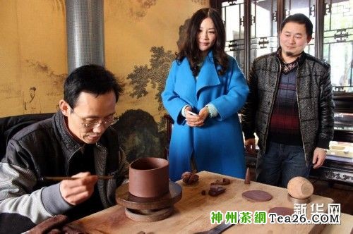 2月7日，紫砂工艺大师郁伟杰在苏州朵云艺术馆展示紫砂壶制作技艺。