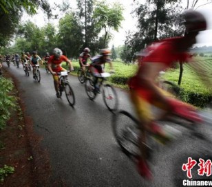 中国茶海山地自行车赛遵义雨中开赛