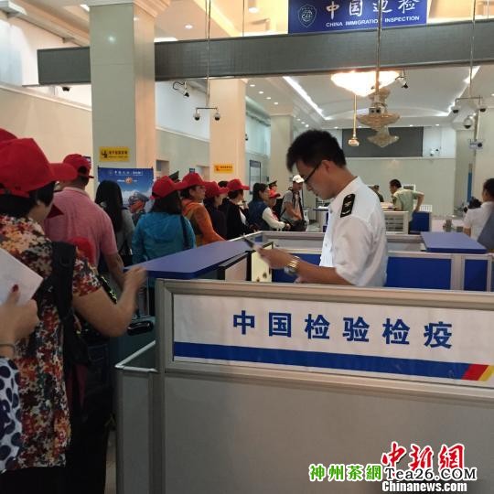 图为游客在中国最大陆路口岸满洲里过安检。　杨苏文 摄