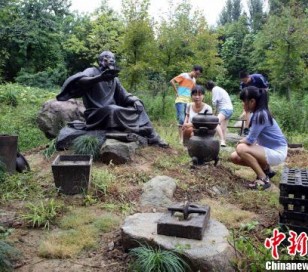 浙农林大建“学院派”茶圣雕像再现陆羽烹茶场景