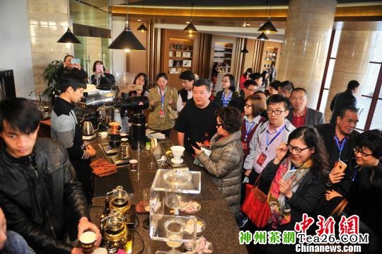 图为媒体代表采访普洱茶厂。　刘冉阳　摄