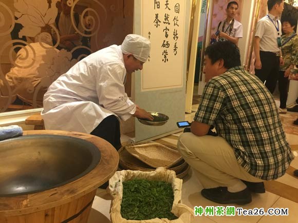 2016紫阳富硒茶北京推介会期间，紫阳茶师现场炒新茶。