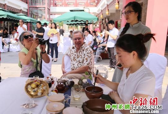 6月26日，外国人士体验中国茶文化。　韩海丹 摄