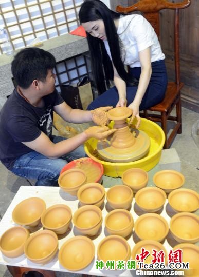 建盏传统制作技艺传承人李光熙在现场展示了建盏手拉坯技艺，零距离呈现手造茶器之美。　记者刘可耕 摄