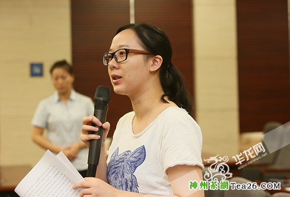 新闻发布会上，华龙网记者提问。记者 刘嵩 摄