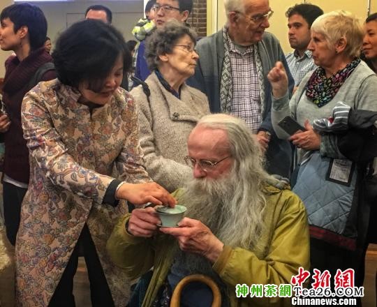 拄着双拐专程前来参加“茶文化”交流活动的耄耋老人 中国茶叶博物馆供图