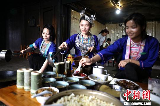 图为侗族女子在打油茶。　吴练勋 摄