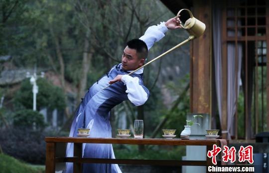 图为徐伟正在表演“龙行十八式”。 王磊 摄